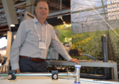 Edwin Reijnen of VDL presented a new nozzle. The two tangential keyways make spray so small that it cannot precipitate on the crop; it can evaporate directly (and thus absorb heat)